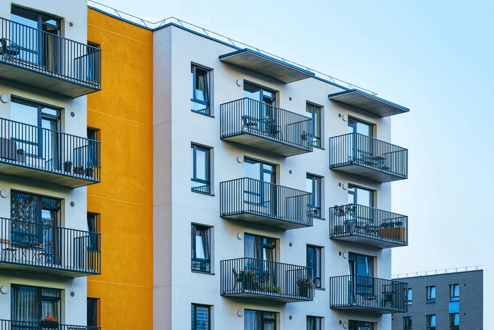 Exteriör av ett modernt lägenhetshus med flera balkonger